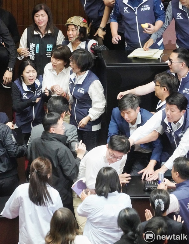 立法院今（17）日上演全武行，為了順利三讀藍白黨版「國會改革」法案，國民黨團一早佔領主席台，藍綠立委肢體衝突一波波。 圖：張良一/攝