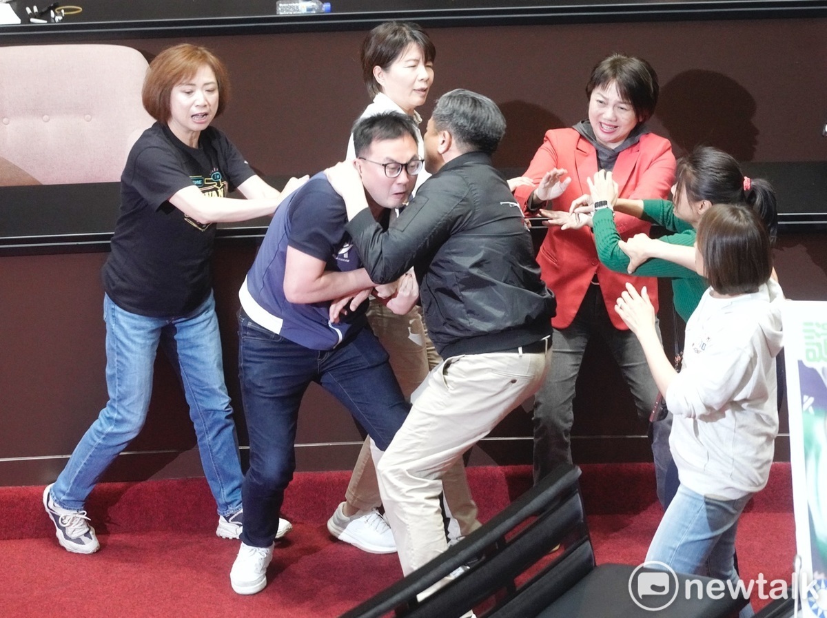 立法院院會今進行藍白綠表決大戰，並爆發多起肢體衝突，場面相當混亂。 圖：張良一/攝