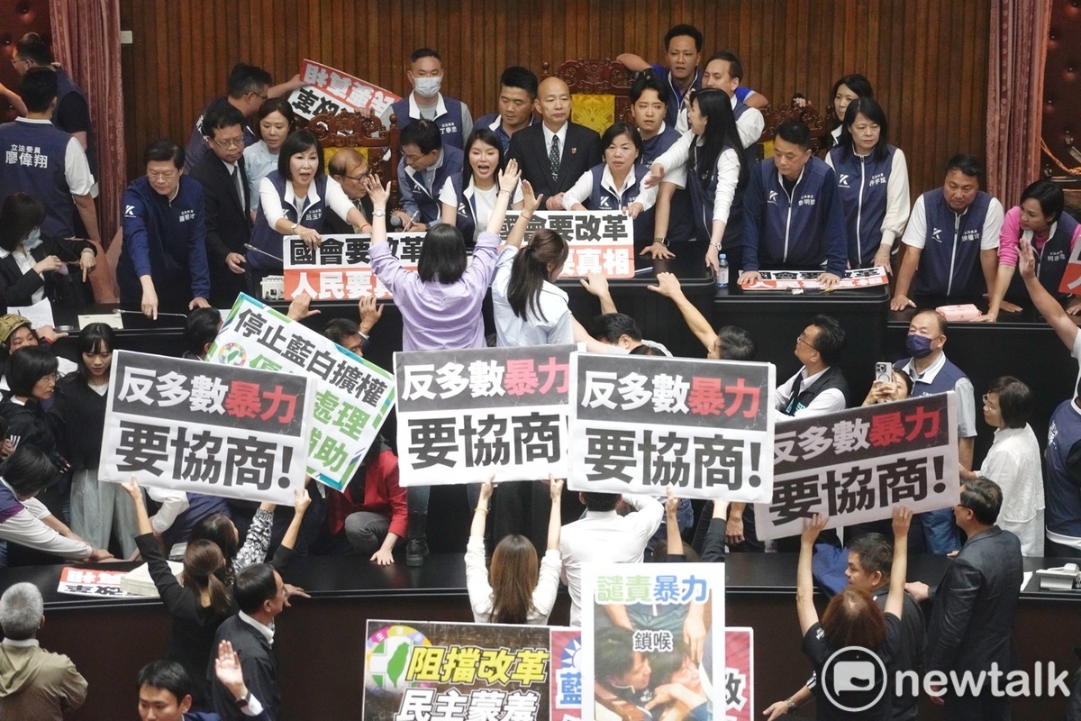立法院院會進行藍白綠表決大戰，並爆發多起肢體衝突，場面相當混亂。 圖：張良一/攝