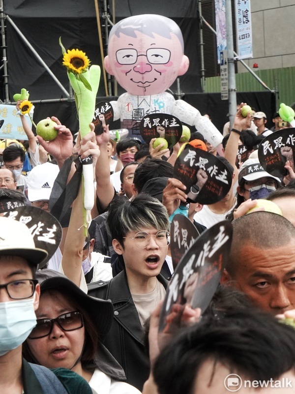 民眾黨今（19）日下午發起遊行，刻意選在民進黨中央黨部所在的北平東路踢館。 圖：張良一/攝