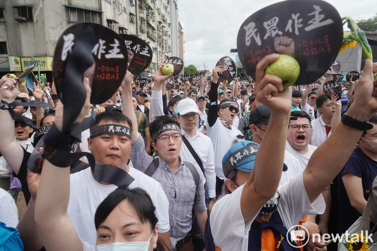 數千位台灣民眾黨支持者聚集在民進黨中央黨部前的北平東路舉行519 草根決心行動。 圖：張良一/攝
