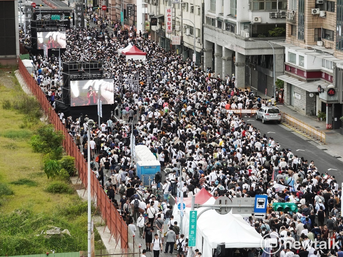 數千位台灣民眾黨支持者聚集在民進黨中央黨部前的北平東路舉行519 草根決心行動。 圖：張良一/攝