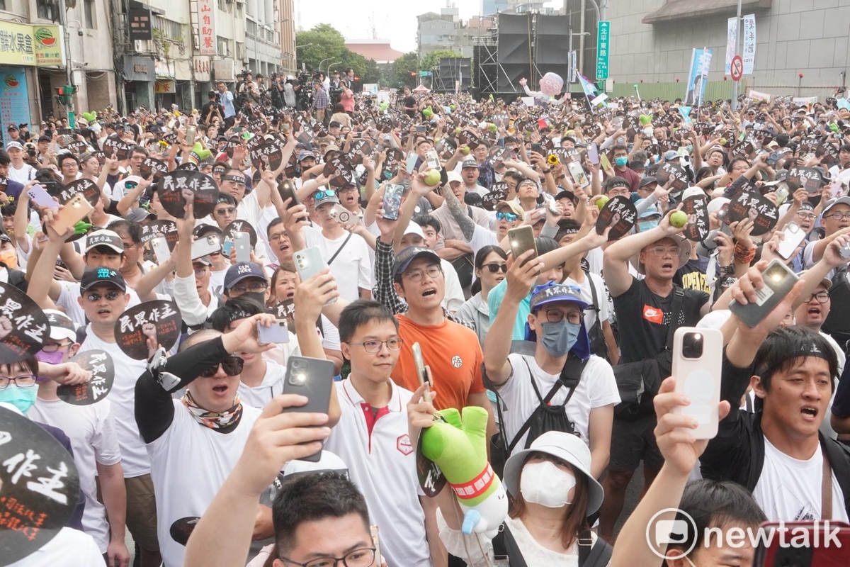 台灣民眾黨主席柯文哲、多位黨公職和數千支持者在民進黨中央黨部前的北平東路舉行519 草根決心行動。 圖：張良一/攝