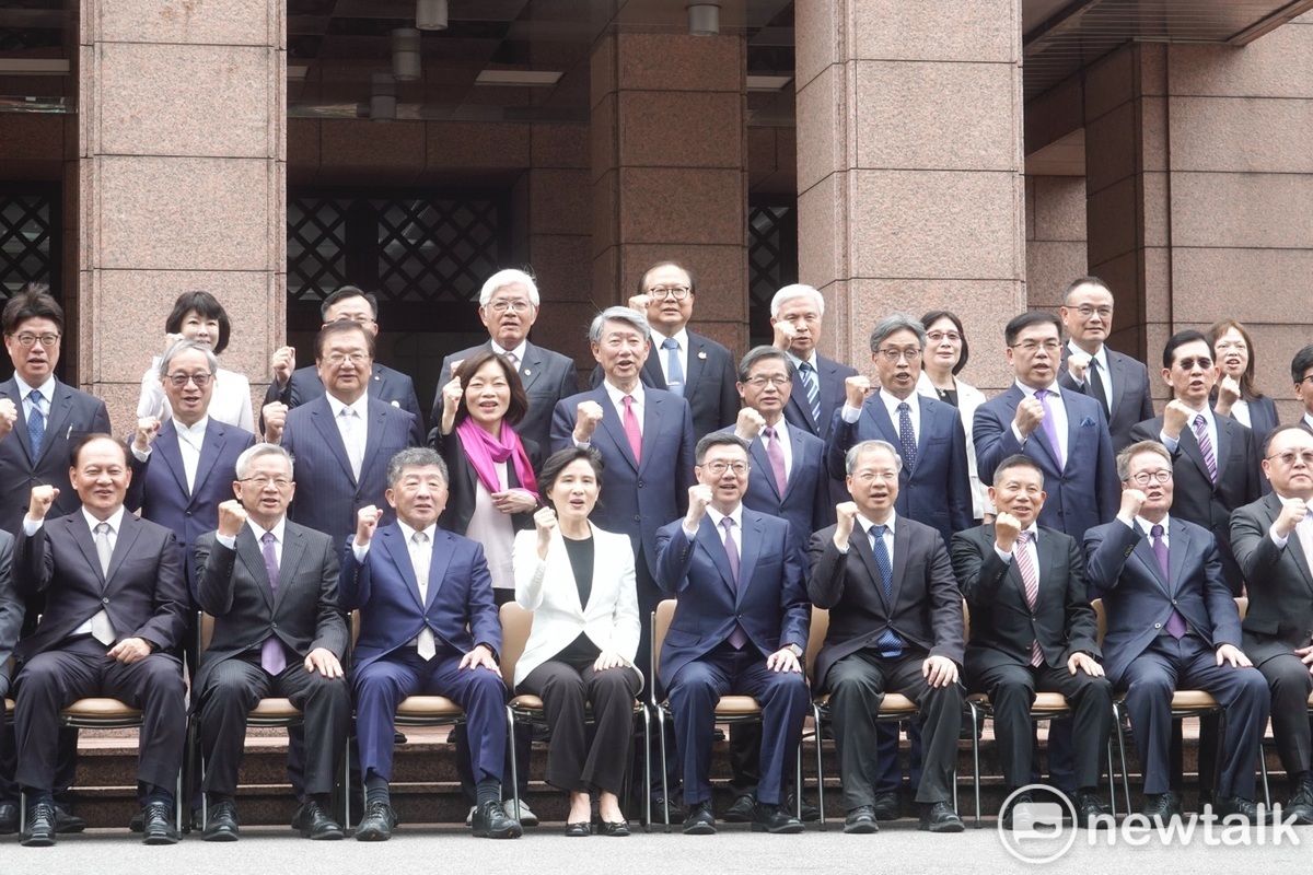卓內閣團隊在行政院外合影。（資料照片） 圖：張良一/攝