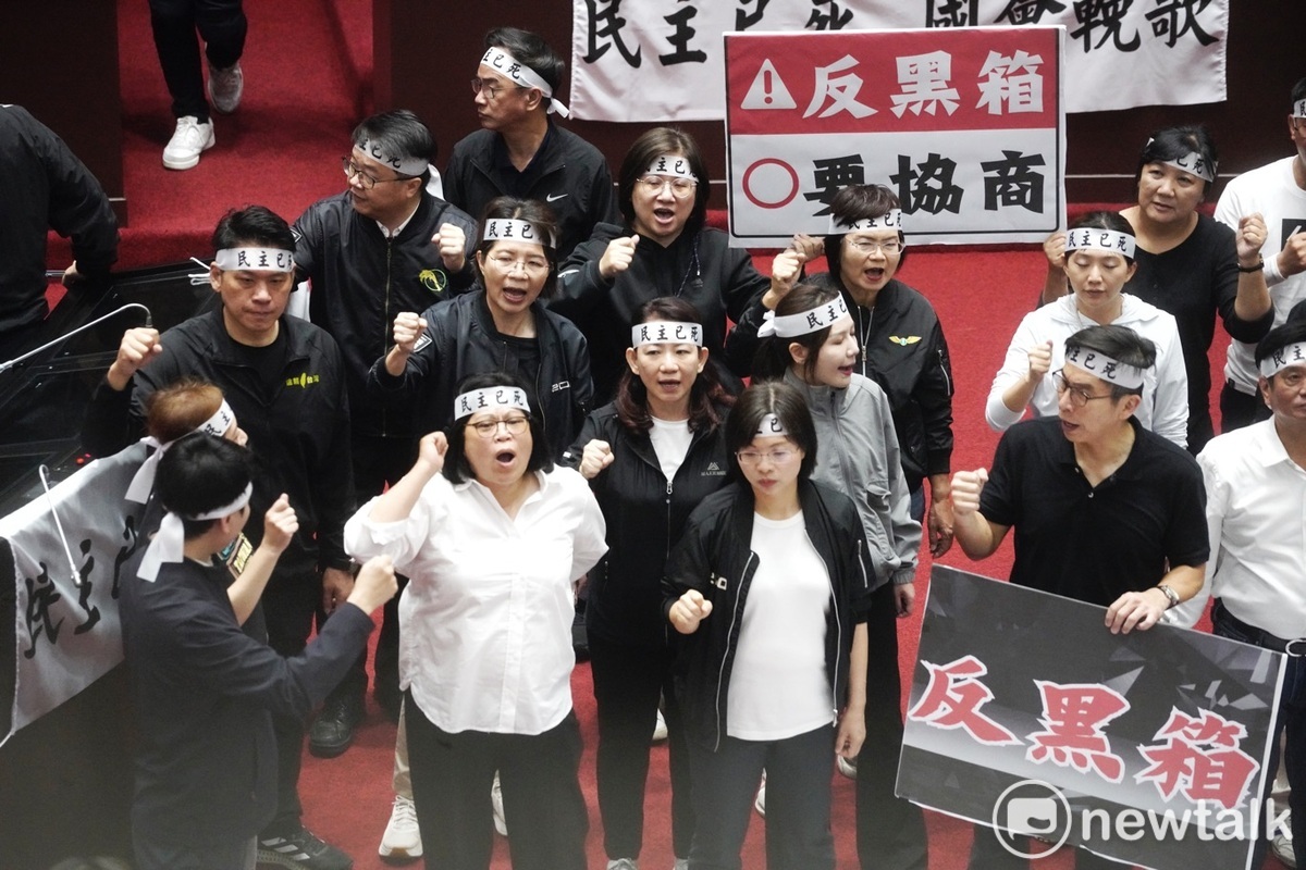 立法院今續審國會擴權等法案，朝野立委各自在主席台及議場前方集結，呼喊抗議口號，由於議事無法進行，主席韓國瑜宣布休息進行朝野協商。 圖：張良一/攝