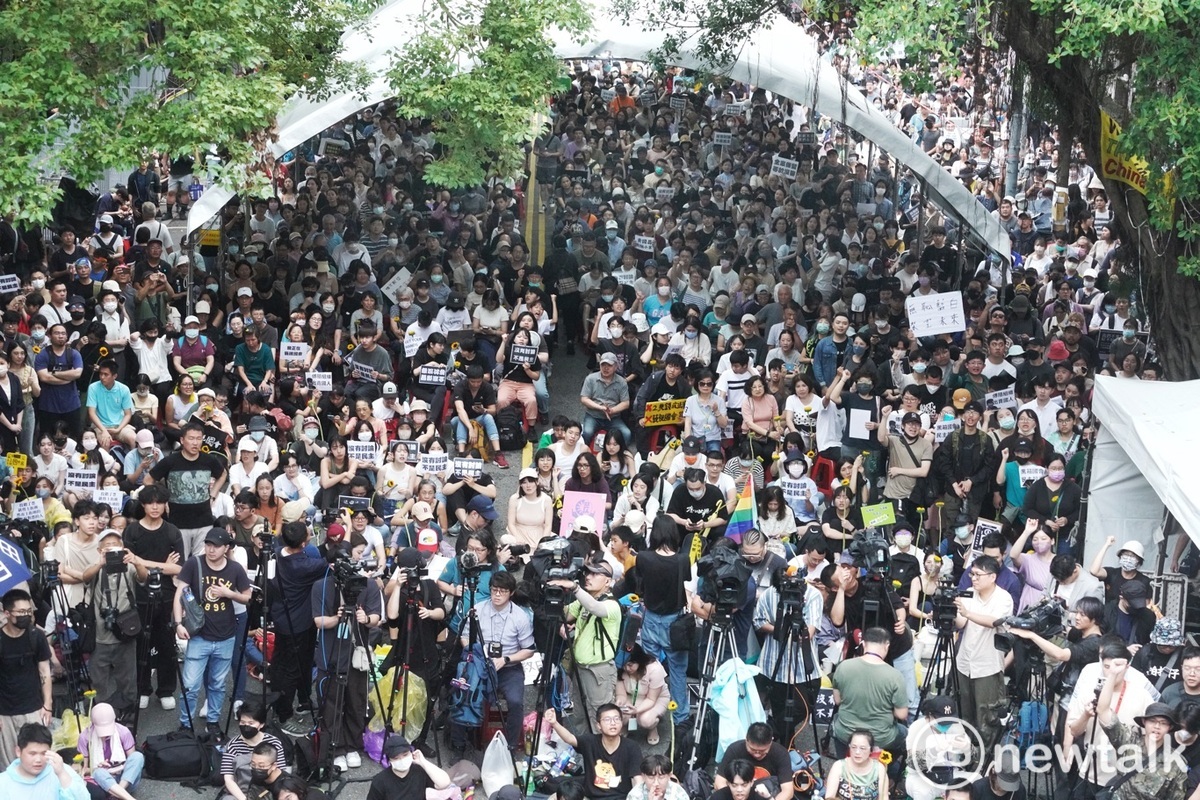 主辦單位宣稱在青島東路抗議的民眾已超過8千人。 圖：張良一/攝