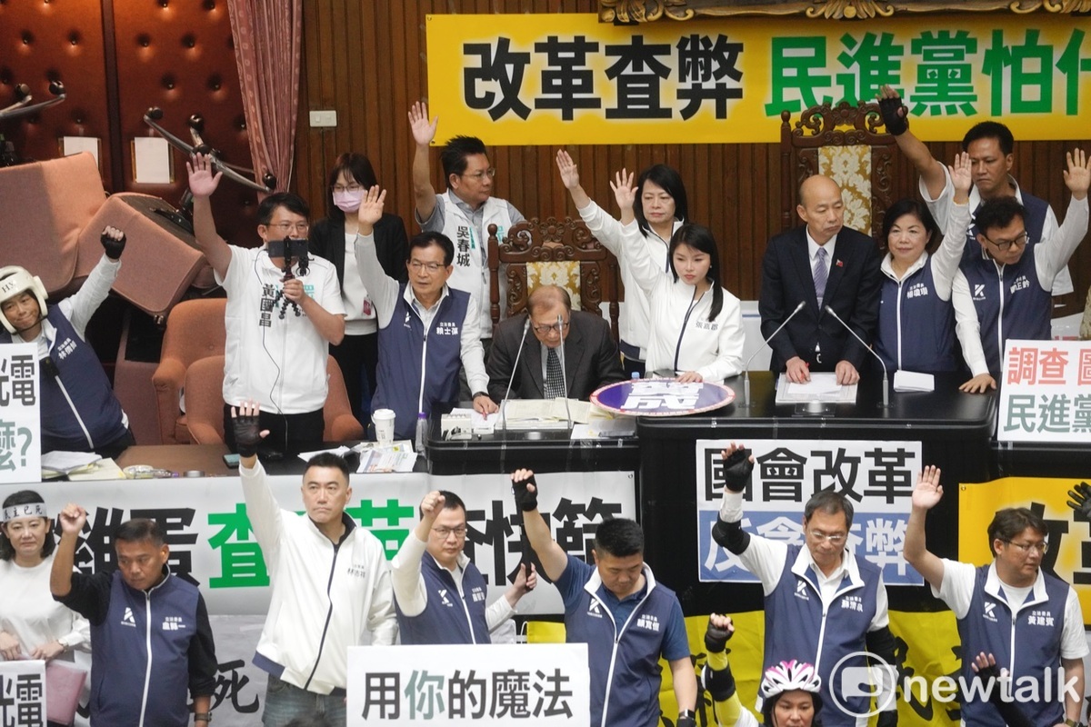 國民黨、民眾黨闖關「國會擴權」法案，過程中綠委遭到攻擊。 圖：張良一攝
