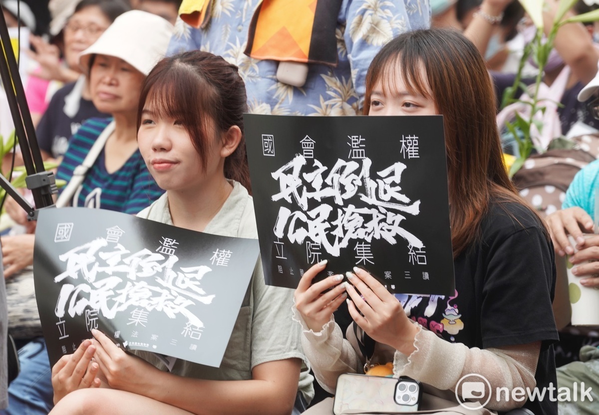反對藍、白立委通過國會擴權法案的民眾也在青島東路和濟南路集結抗議。圖為濟南路的抗議現場。 圖：張良一/攝