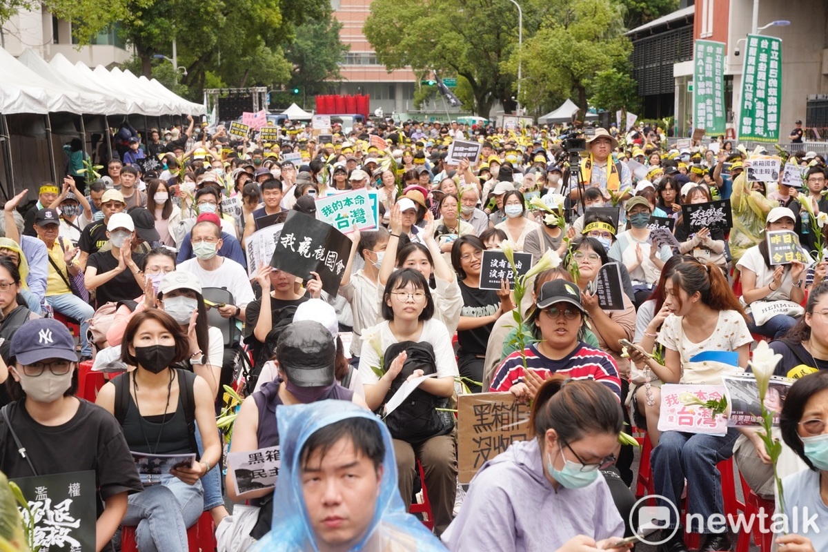 反對藍、白立委通過國會擴權法案的民眾也在青島東路和濟南路集結抗議。圖為濟南路的抗議現場。 圖：張良一／攝