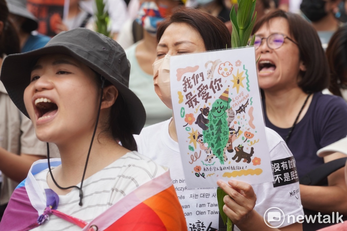 24日反對藍、白立委通過國會擴權法案的民眾在青島東路和濟南路集結抗議。圖為濟南路的抗議現場。 圖：張良一/攝