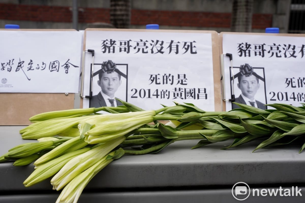 24日反對藍、白立委強行通過國會擴權的民眾持續在立法院外的青島東路和濟南路上抗議。 圖：張良一/攝