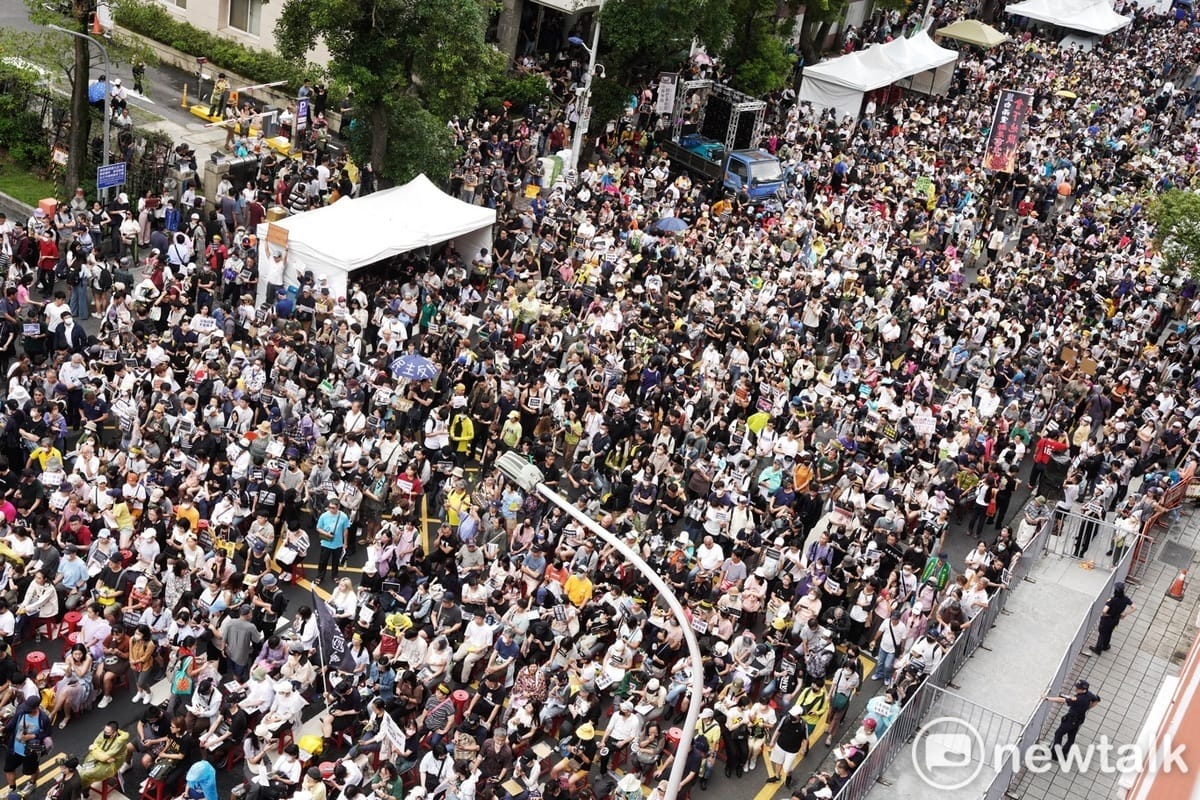 反對藍、白立委強行通過國會擴權的民眾擠爆在立法院外的濟南路。 圖：張良一/攝（資料照）