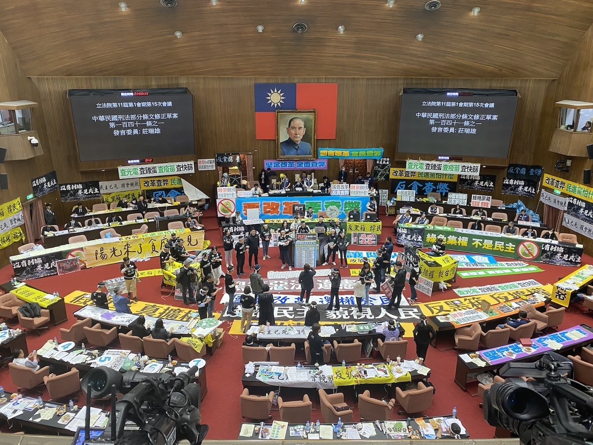 國民黨、民眾黨挾席次優勢三讀通過《立法委員職權行使法》。 圖：林朝億/攝