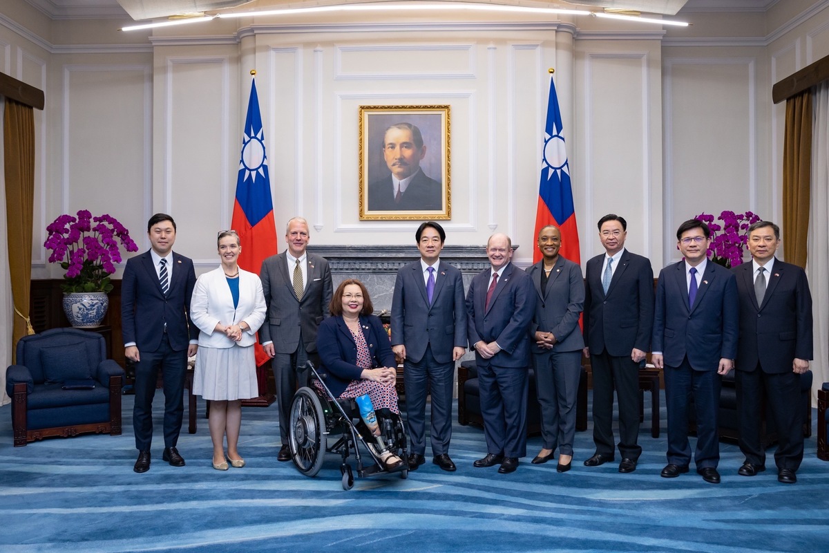 總統賴清德29日在總統府接見美國參議院議員達克沃斯、蘇利文、昆斯（總統右一）及巴特勒等跨黨派代表團。 圖；總統府提供