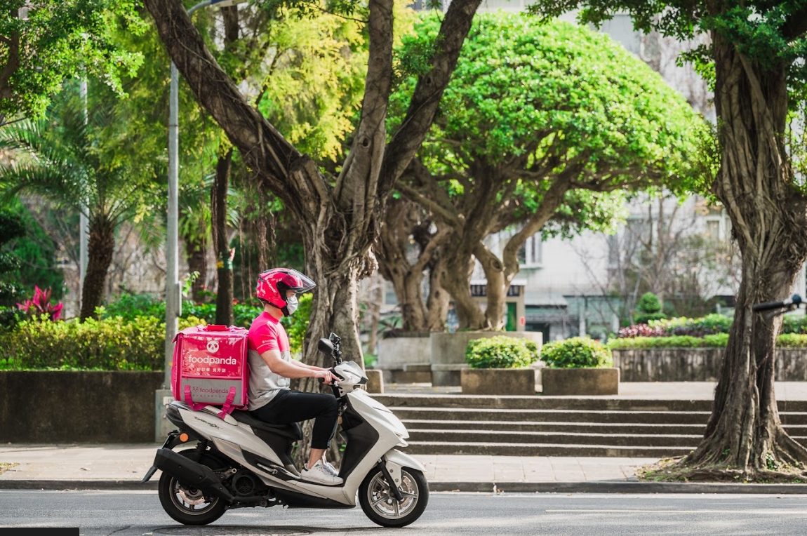 foodpanda 宣布即日起推出一系列振興措施，透過補助和優惠，協助中南部商家和消費者度過難關。 圖：foodpanda提供