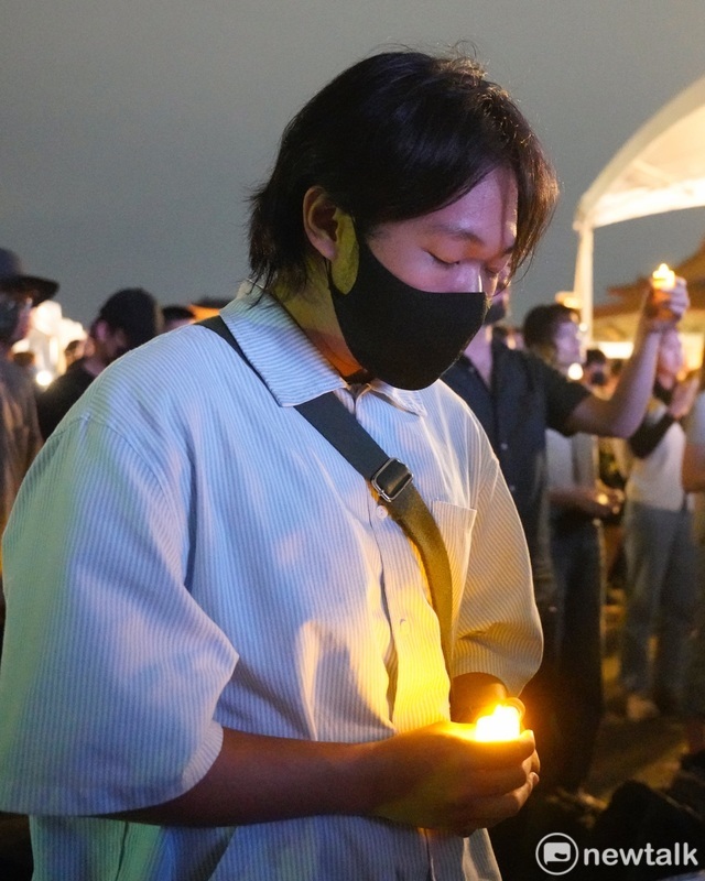 大約2000位台港民眾在中正紀念堂民主大道舉行的「追求民主，無畏無懼—六四35週年晚會」中，點上燭光追悼1989年北京64學運的罹難者。 圖：張良一/攝