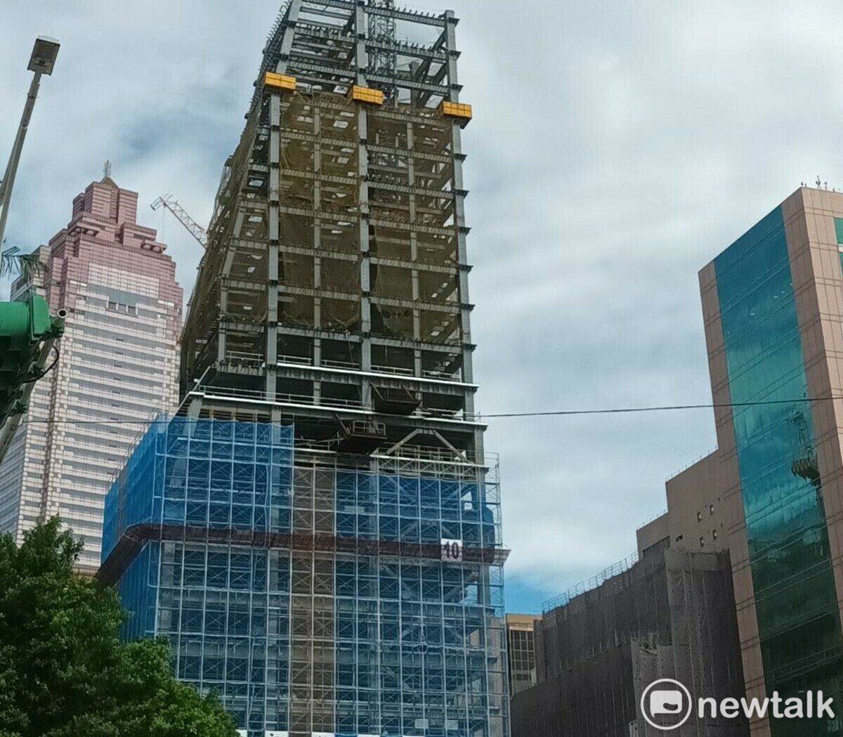信義全球資產公司指出，住宅市場買氣噴發，建商購地信心轉強，交易量第二名為台北市。圖為台北市中正區的建案資料照。 圖:蘇元和/攝影