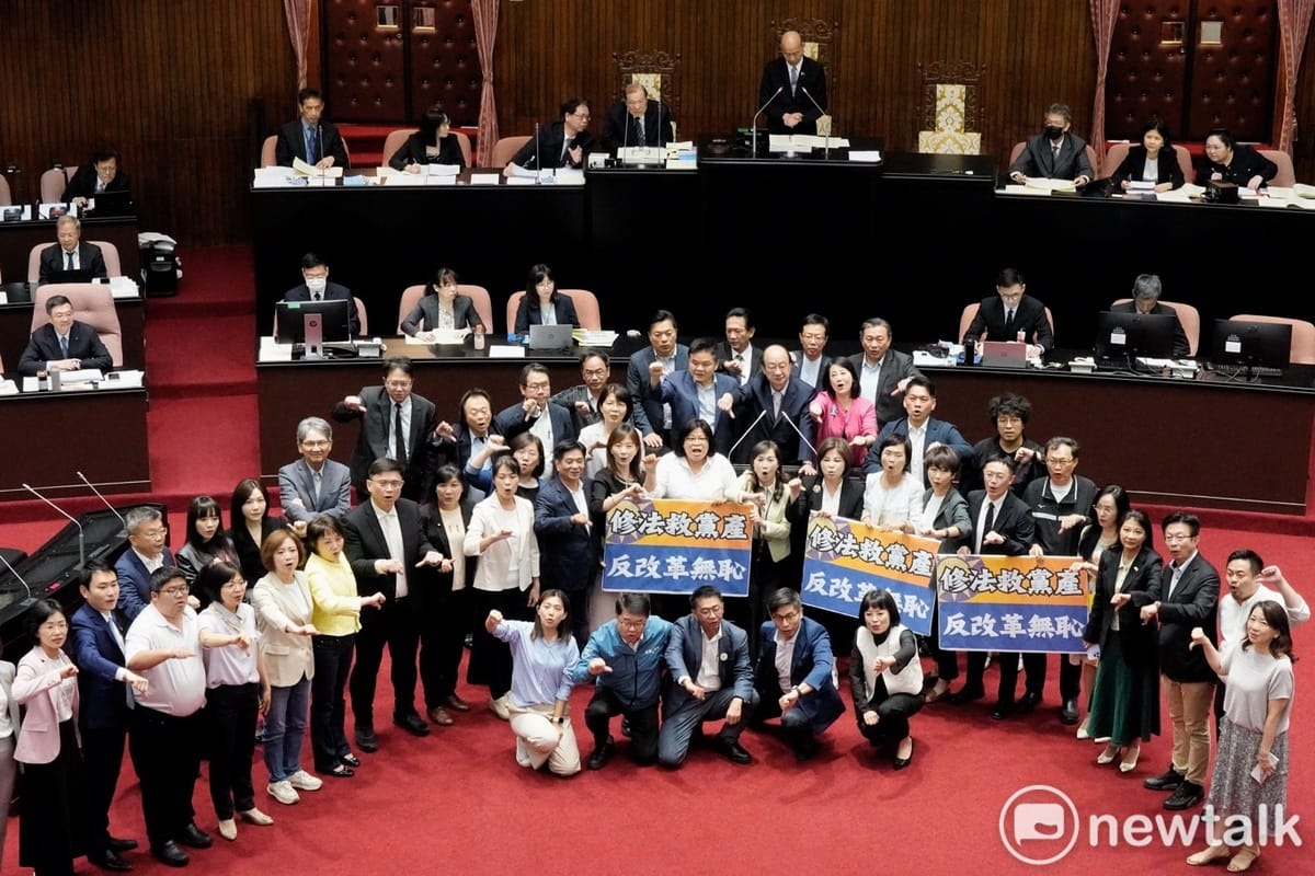 民進黨立院黨團今（14）日上午在立院院會提議將黨產條例修正草案退回程序委員會，遭國民黨否決後，在議場內倒比拇指，並對國民黨、民眾黨立委高喊：「黨產小偷 薪水小偷」。 圖：張良一/攝