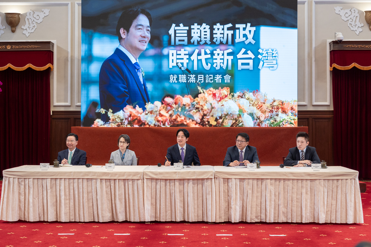 總統賴清德今天(19日)在總統府內舉行「信賴新政 時代新台灣」記者會，並接受媒體提問時回應，台灣人民一定會捍衛國家主權，維護民主自由的憲政生活方式。 圖：總統府/提供