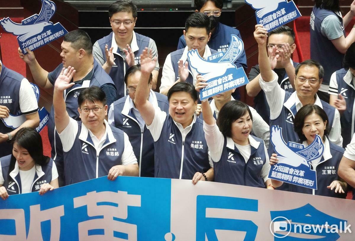 國民黨立院黨團總召傅崐萁和全體國民黨立委在覆議案投票結束後，在議場內喊口號。 圖：張良一/攝