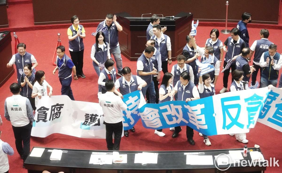 國民黨、民眾黨兩黨立委在覆議案投票結束後，在議場內合影喊口號。 圖：張良一/攝