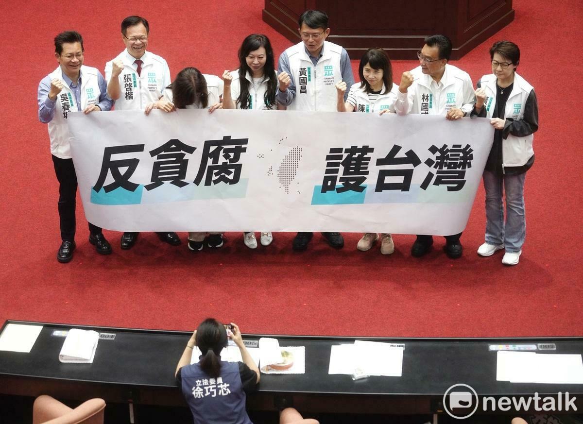 民眾黨立委在覆議案投票結束後，在議場內喊口號。 圖：張良一/攝