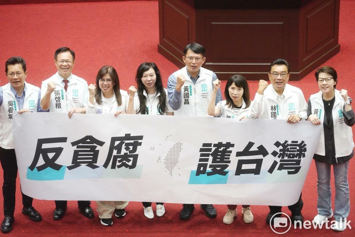 民眾黨立委在覆議案投票結束後，在議場內喊口號。 圖：張良一 / 攝