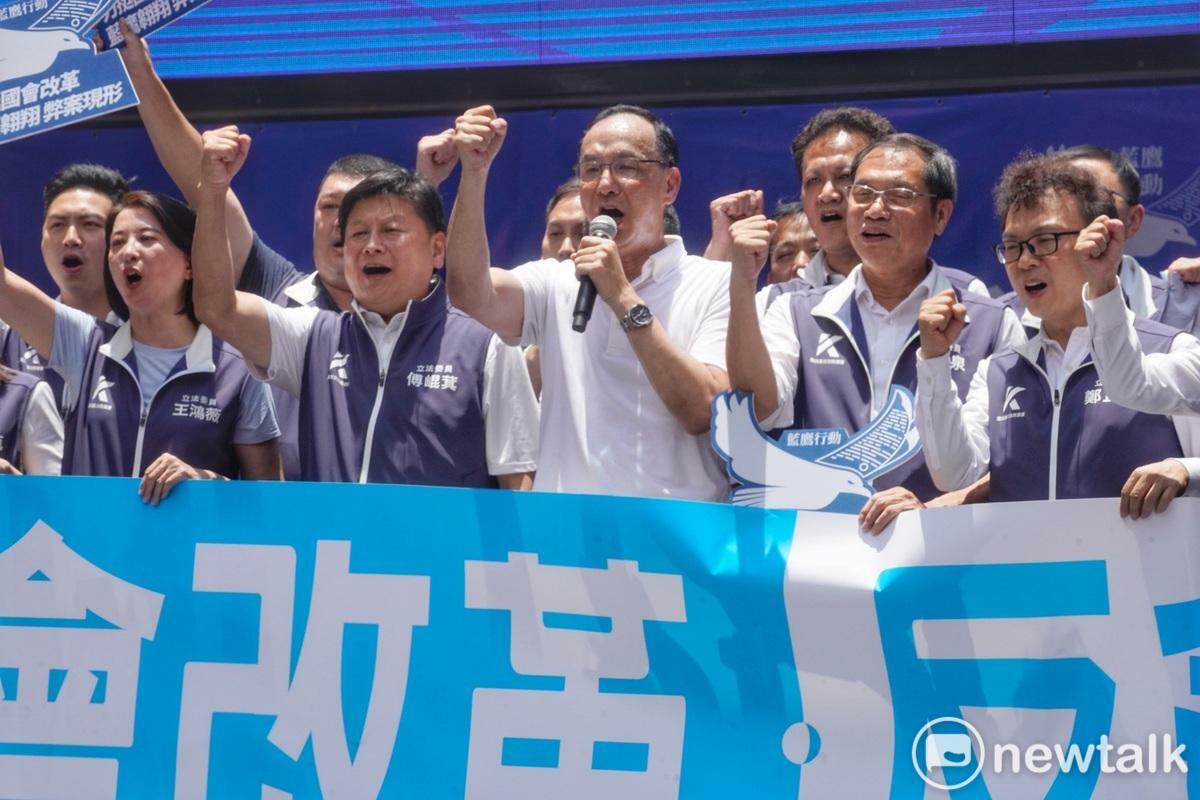 國民黨主席朱立倫、國民黨立院黨團總召傅崐萁和全體國民黨立委在覆議案投票結束後，向青島東路上的藍營支持者致意。 圖：張良一/攝