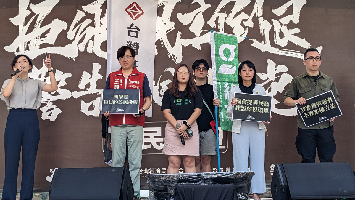 台灣基進黨主席王興煥（左2）表示，國民黨要調高罷免門檻，代表他們多行不義，知道怕了，直言「拆樑行動是匯聚民意的第一戰」，目前還需6千份連署，呼籲民眾在最後10天一起協助基隆「拆樑」衝刺。 圖：台灣基進提供