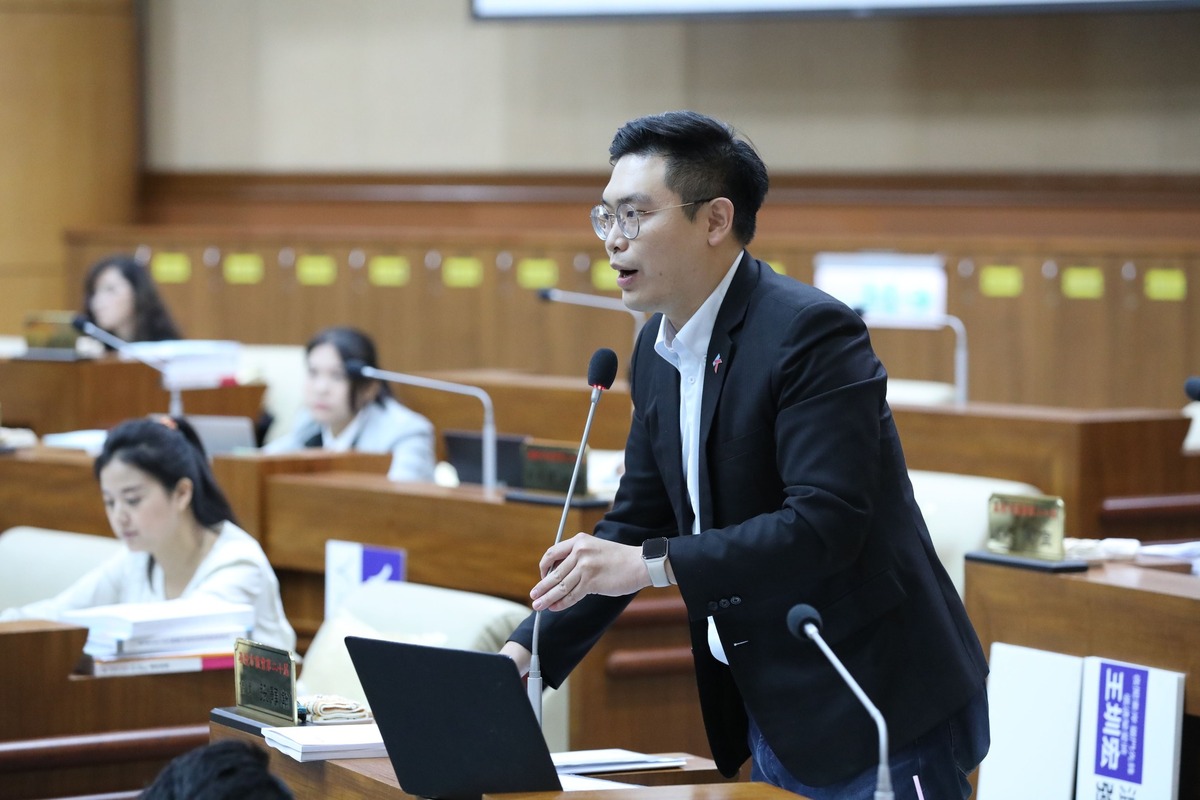 基隆市議員張顥瀚開第一槍，在服務處提供罷免連署服務。 圖：翻攝自張顥瀚臉書