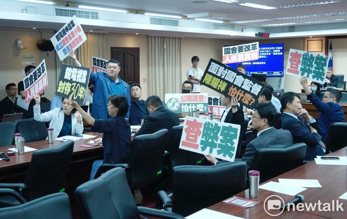 國民黨立委手舉「查弊案」手板支持成立鏡電視調查小組。 圖：張良一/攝