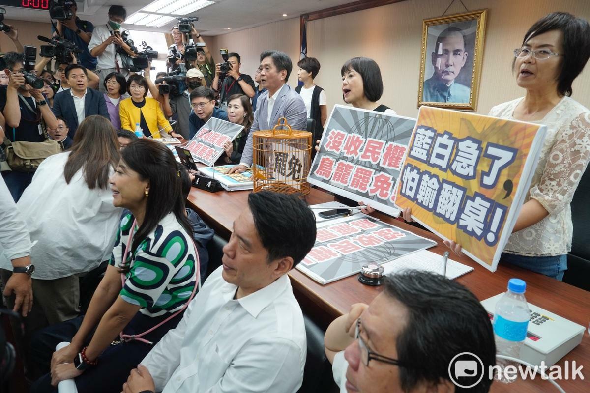 立法院內政委員會今原訂審查選罷法修正案，民進黨立委一早就佔領主席台，全力阻擋選罷法修正案送出委員會。 圖：張良一/攝
