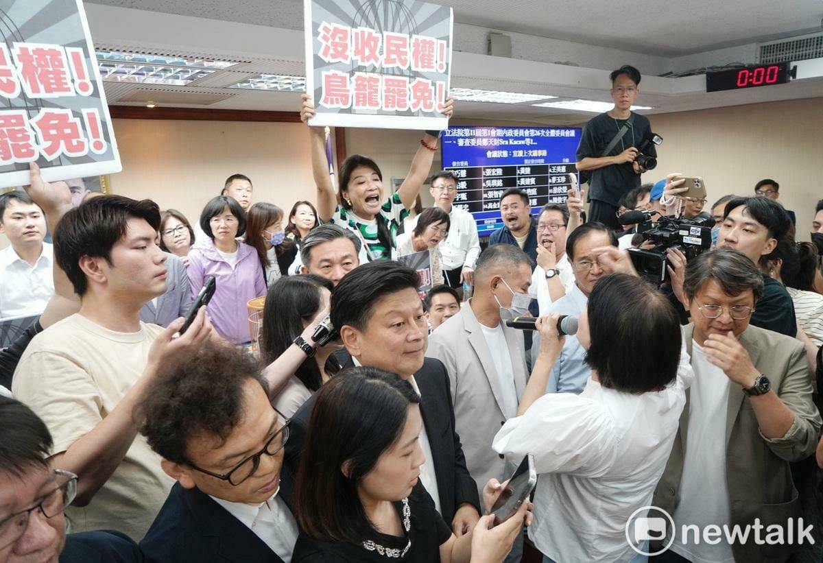 立法院內政委員會今原訂審查選罷法修正案，民進黨立委一早就佔領主席台，全力阻擋選罷法修正案送出委員會。圖為國民黨立委和民進黨立委在主席台前爆發口角衝突。 圖：張良一 / 攝（資料照）
