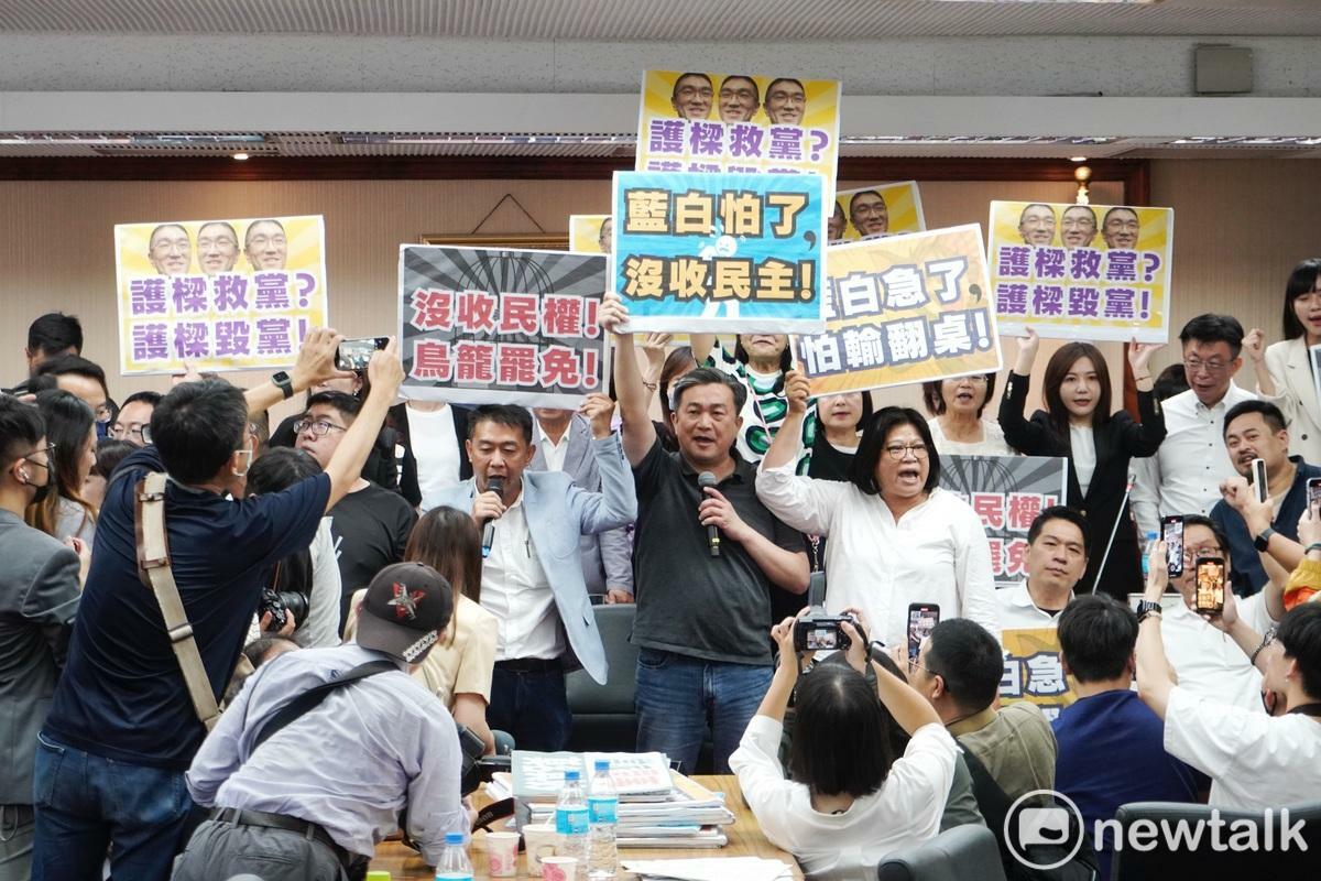 立法院內政委員會今原訂審查選罷法修正案，民進黨立委一早就佔領主席台，全力阻擋選罷法修正案送出委員會。 圖：張良一/攝