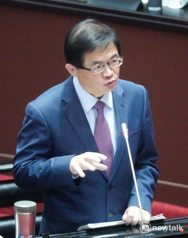 交通部長李孟諺今(3)日表示，檢調已約談目前進入司法程序，也會請政風和人事單位調查，若發現確定有違反公務員相關準則及規定，將依相關規定辦理。 圖：張良一／攝