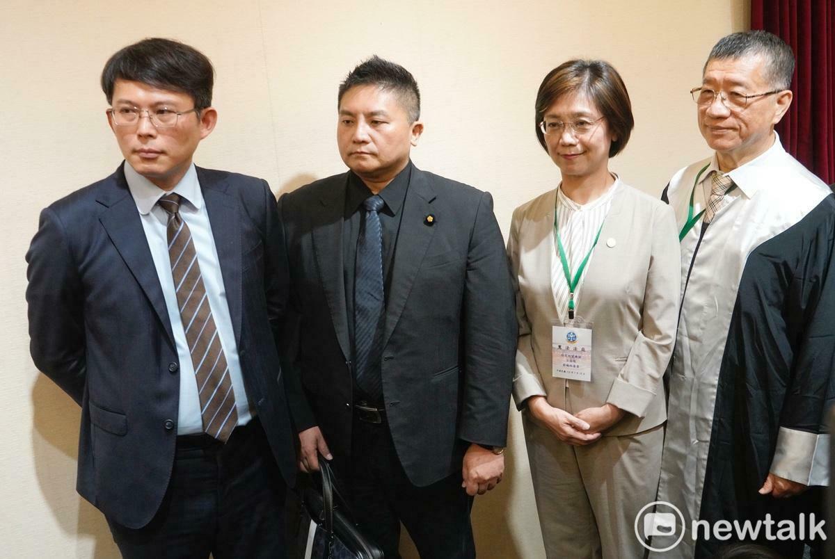 翁曉玲（右2）抱怨開庭時間太急，害她這2天只睡3小時，林俊憲酸，這是憲法法庭還是睡眠治療庭？郭國文也批評翁，到了憲法法庭就翻供，「說詞有修正，但羞恥心沒有」。 圖：張良一/攝