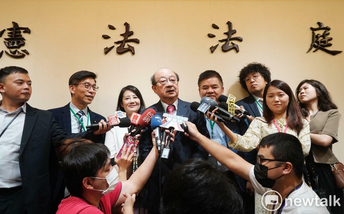民進黨立法院黨團總召柯建銘（中）對國會擴權法案的暫時處分有信心。 資料照：張良一/攝
