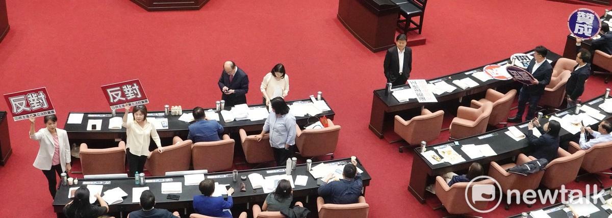 民眾黨立院黨團在立院院會報告事項中提議將多位民進黨立委所提兩岸關係條例修正案退回程序委員會，引起民進黨立委反對，因此進行一連串表決。 圖：張良一/攝