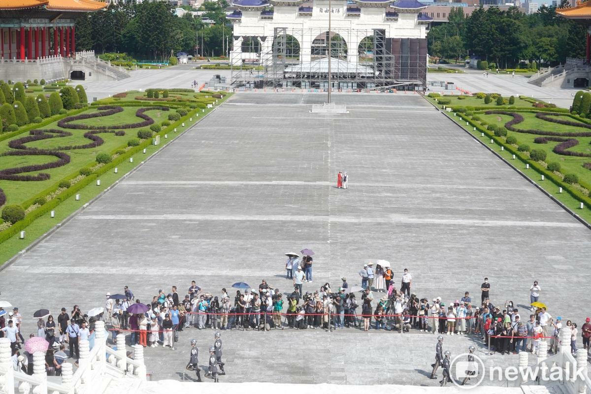 三軍儀隊撤出中正紀念堂銅像大廳，今起改移至民主大道進行每整點訓練展示，今日上午九點第一場演出仍吸引許多觀光客駐足觀看。 圖：張良一/攝