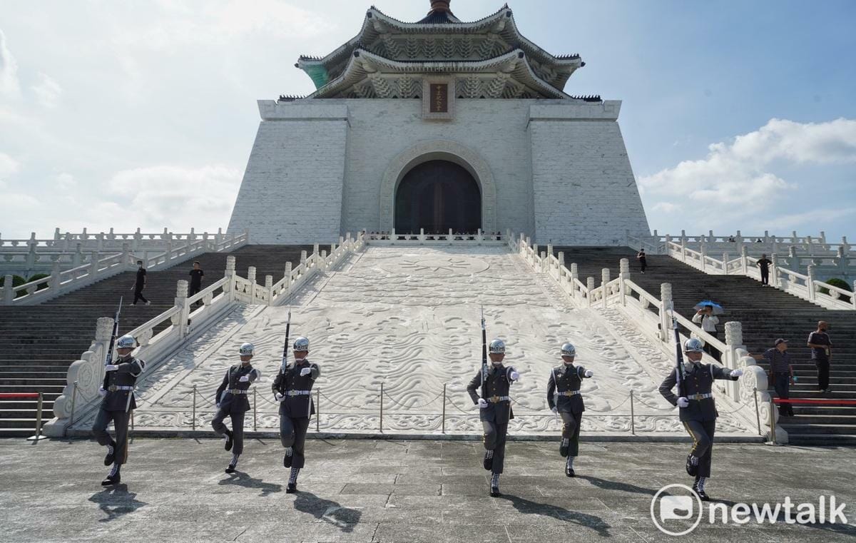 今天是三軍儀隊撤出中正紀念堂銅像大廳，改移至民主大道進行每整點訓練展示首日，上午九點第一場演出仍吸引許多觀光客駐足觀看，雖然天氣相當炎熱，但中正紀念堂志工轉述儀隊隊員說，只要演出15分鐘就好，不用站哨一小時，勤務輕鬆許多。 圖：張良一/攝