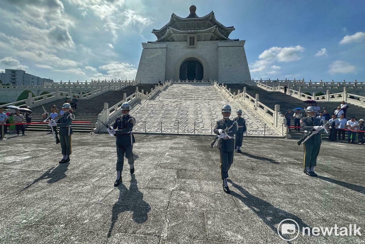 今天是三軍儀隊撤出中正紀念堂銅像大廳，改移至民主大道進行每整點訓練展示首日，上午九點第一場演出仍吸引許多觀光客駐足觀看，雖然天氣相當炎熱，但中正紀念堂志工轉述儀隊隊員說，只要演出15分鐘就好，不用站哨一小時，勤務輕鬆許多。 圖：張良一/攝