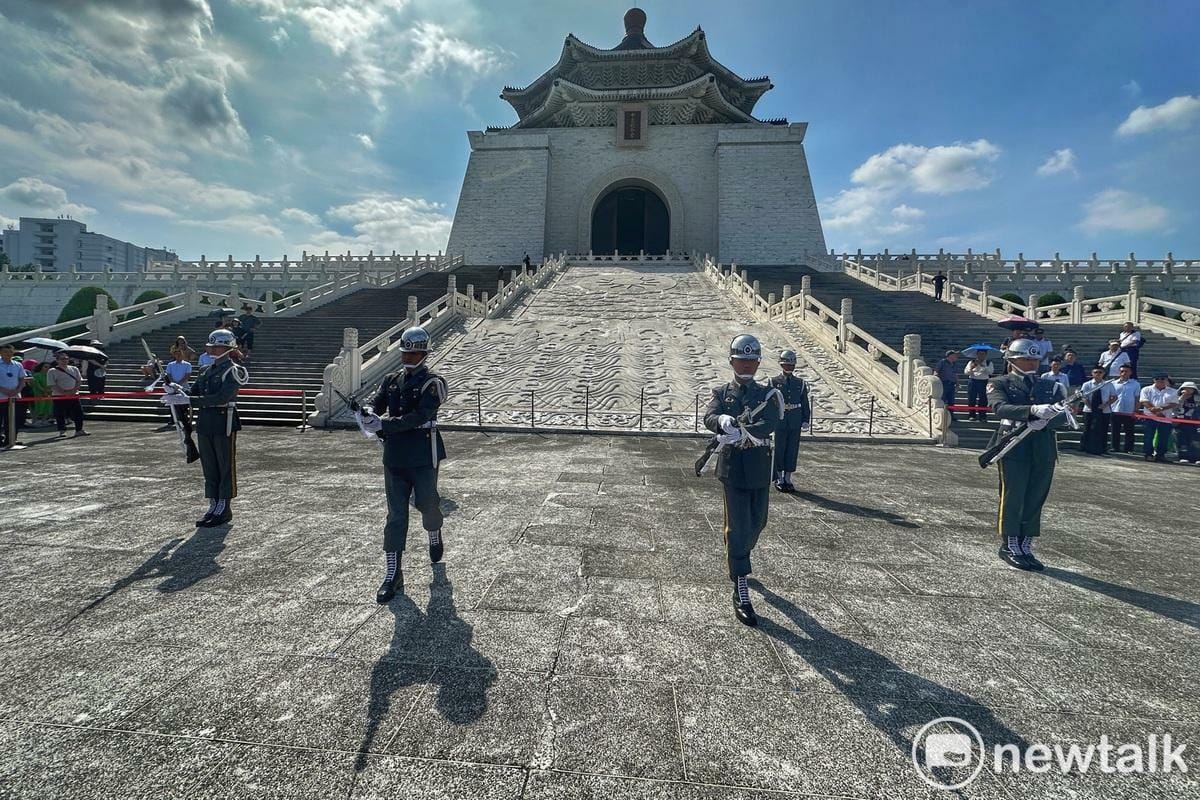 三軍儀隊撤出中正紀念堂銅像大廳，改移至民主大道進行每整點訓練展示首日。 圖：張良一/攝（資料照）。