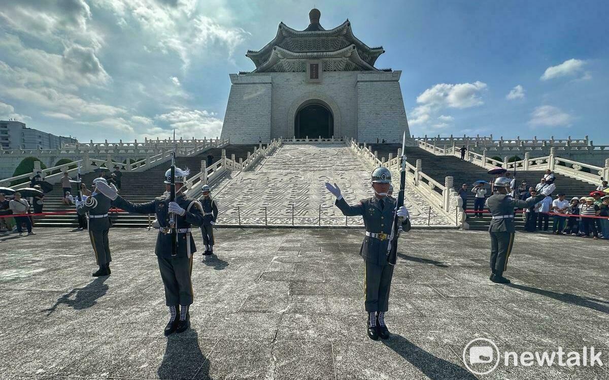 儀隊換崗「從獨裁者座前走入民主大道」 政壇人士：與國際方向一致