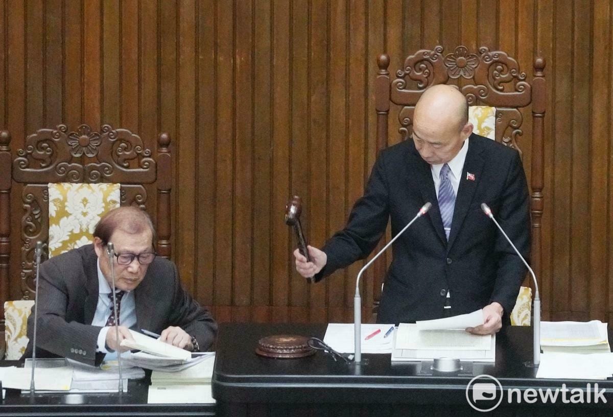 立法院長韓國瑜敲槌宣布三讀通過國民黨、民眾黨立院黨團所提「邀請總統進行國情報告」決議案。 圖：張良一/攝（資料照）
