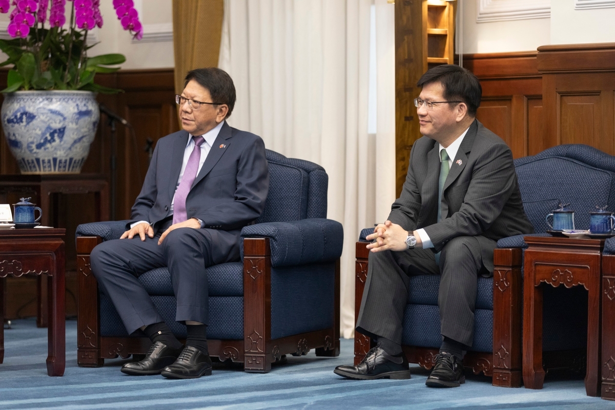 總統府祕書長潘孟安、外交部長林佳龍等人陪同接見馬紹爾群島訪團一行。 圖：總統府提供