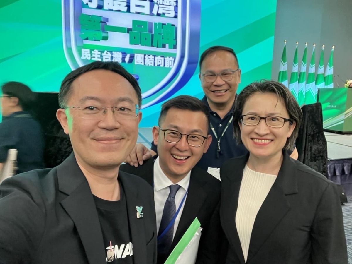 新北市議員卓冠廷（左2）出席民進黨全代會。 圖：翻攝自卓冠廷臉書