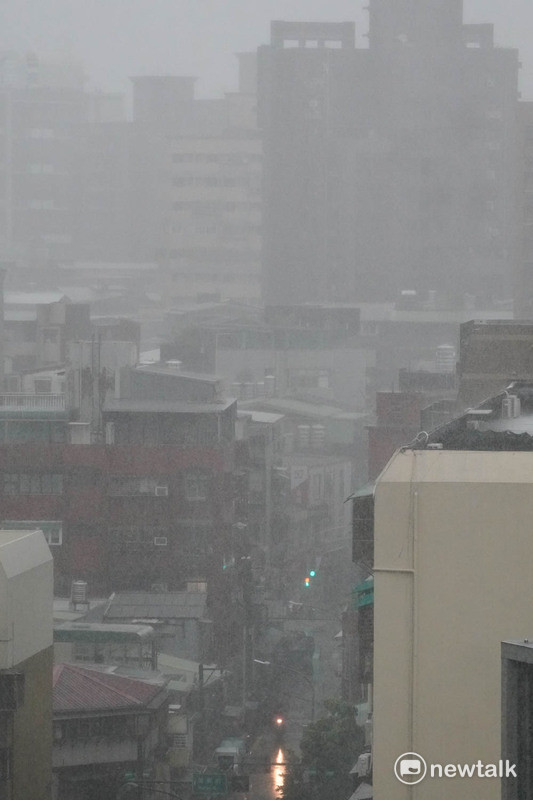 氣象署指出午後對流雲系發展旺盛，易有短延時強降雨，針對中南部、東部共10縣市山區發布大雨特報。（圖為降雨示意） 圖：張良一/攝