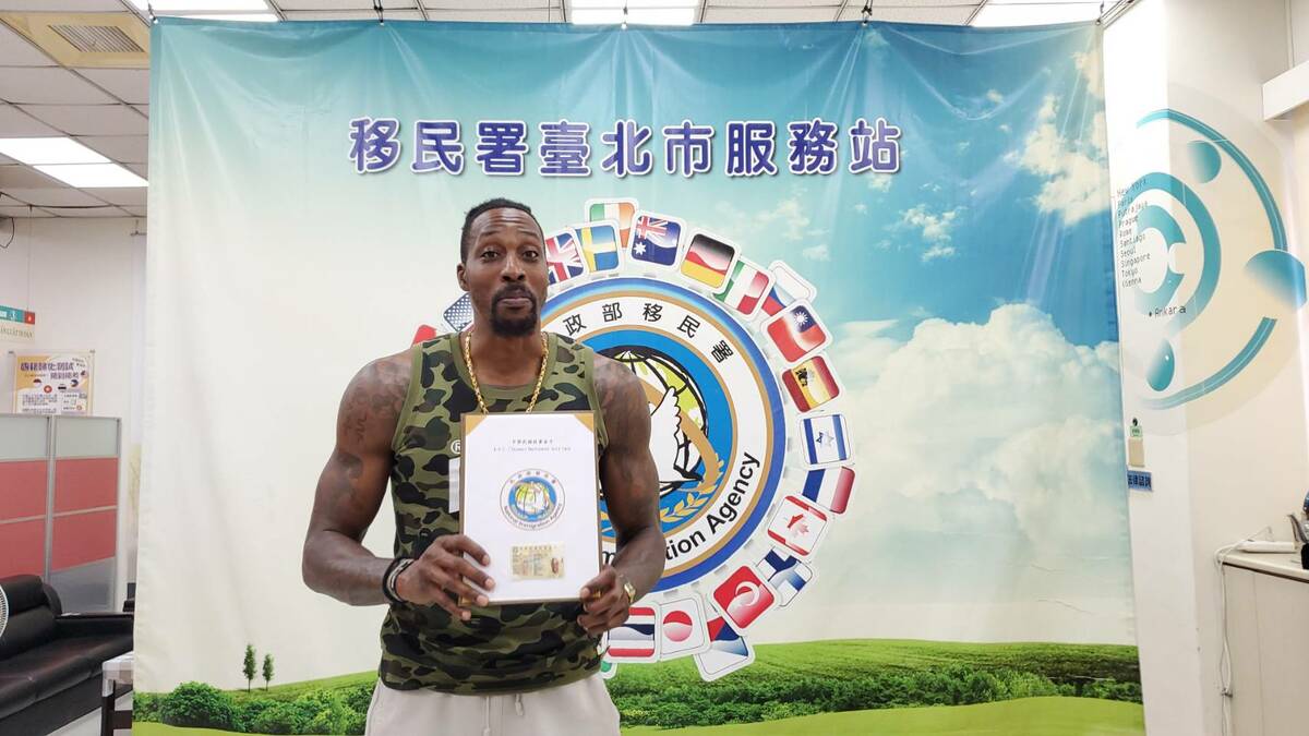 ▲霍華德獲頒就業金卡。 圖：移民署台北服務站／提供
