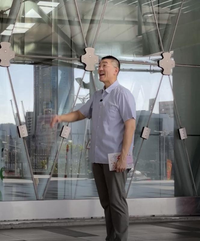 基隆市長謝國樑到火車站開直播，引起議論。 圖：翻攝自謝國樑臉書（資料照）。