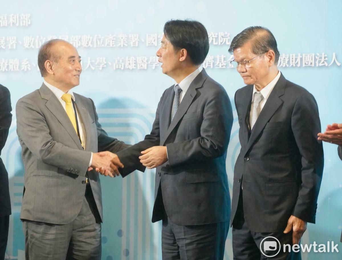 總統賴清德出席高齡健康產業博覽會開幕式，與生策中心董事長王金平同台。 圖：張良一/攝